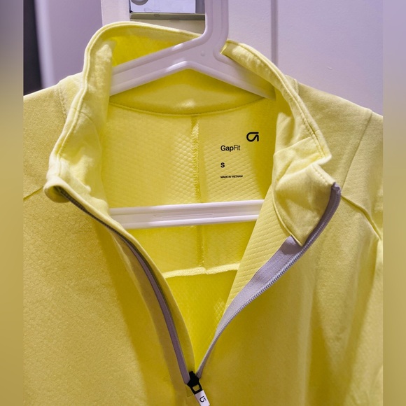 Gap, half zip Polyester dry fit long sleeve trainer, yellow  florescent size S. - Picture 4 of 9